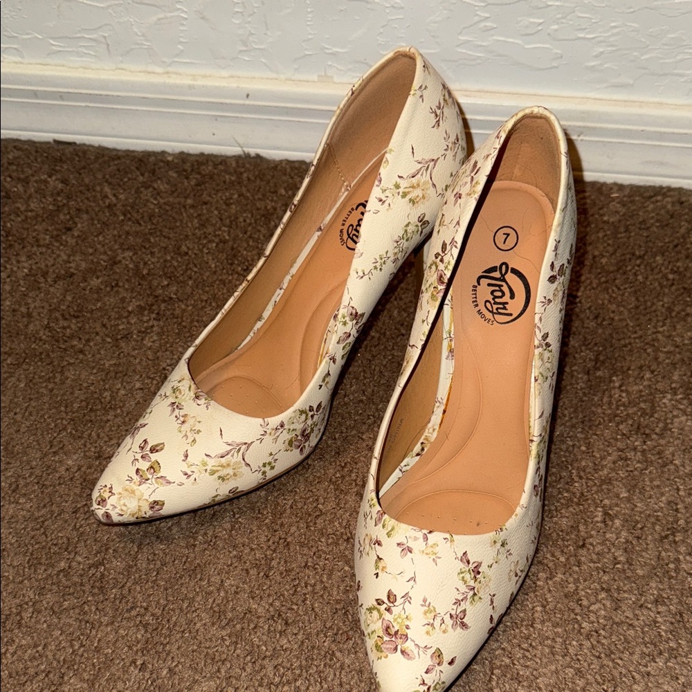 FIONI Clothing Cream Floral Heels